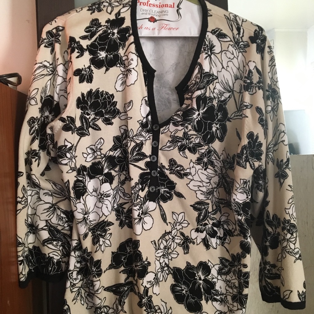 Cathy Daniels three-quarter length sleeve top.